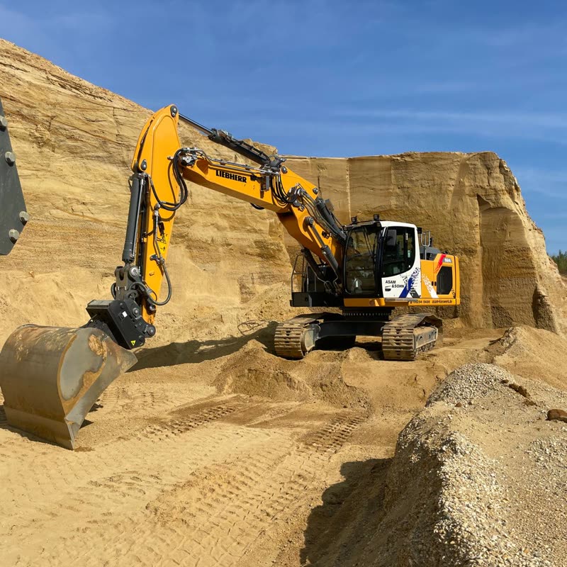 Liebherr Bagger vor der Abbauwand