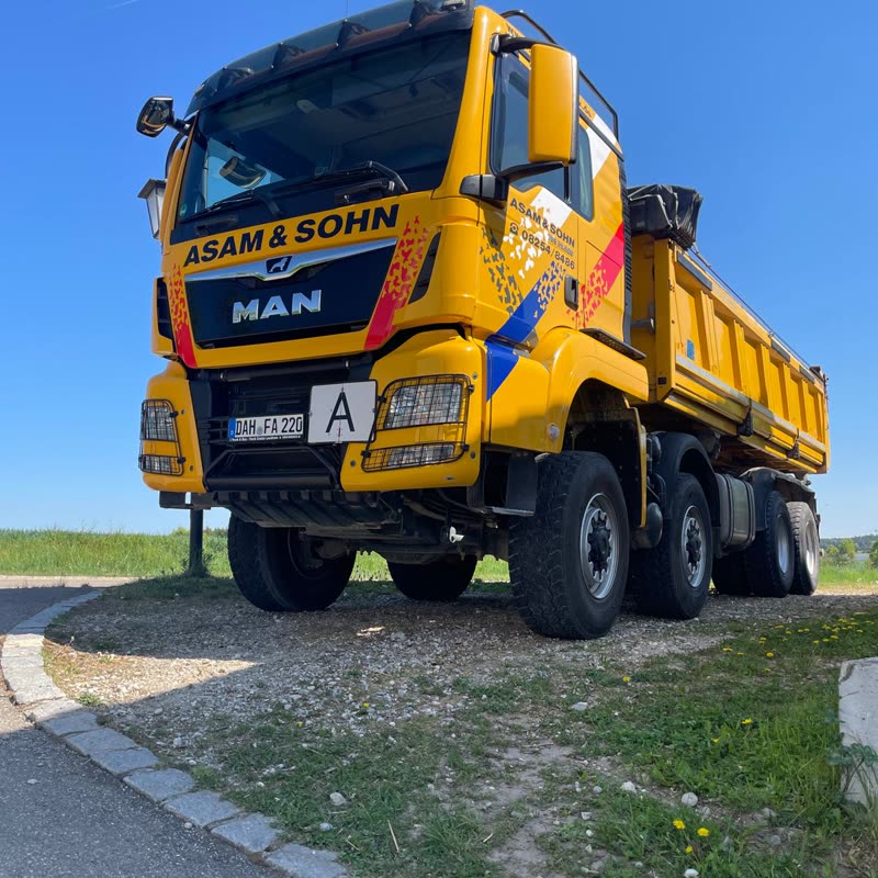 MAN Kipper im Transporteinsatz