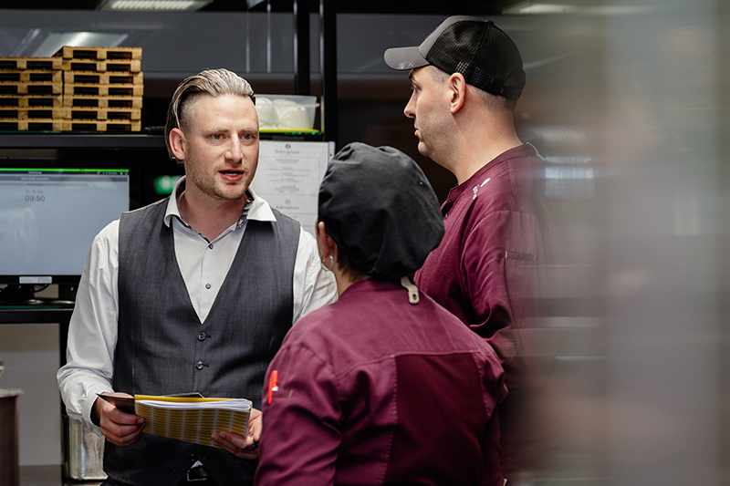 Aussendienst-Beratung mit Küchenchef