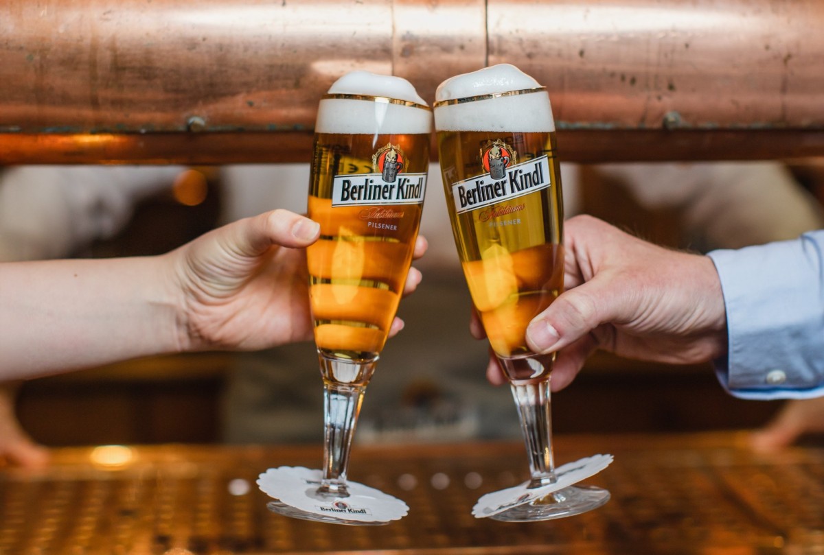 Anstoßen mit Berliner Kindl Gläsern