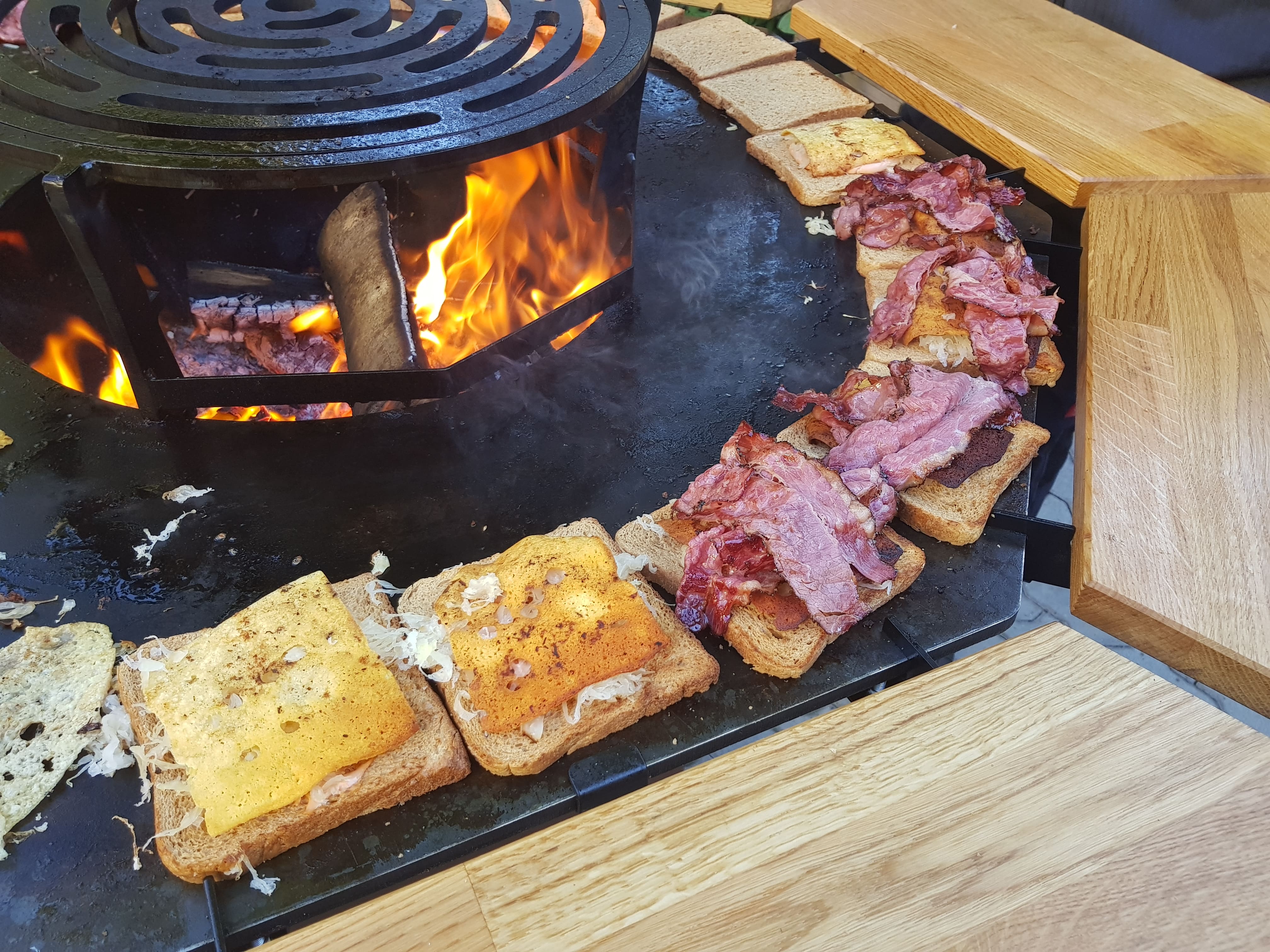 Plancha-Grill mit Feuerstelle und Grillplatte