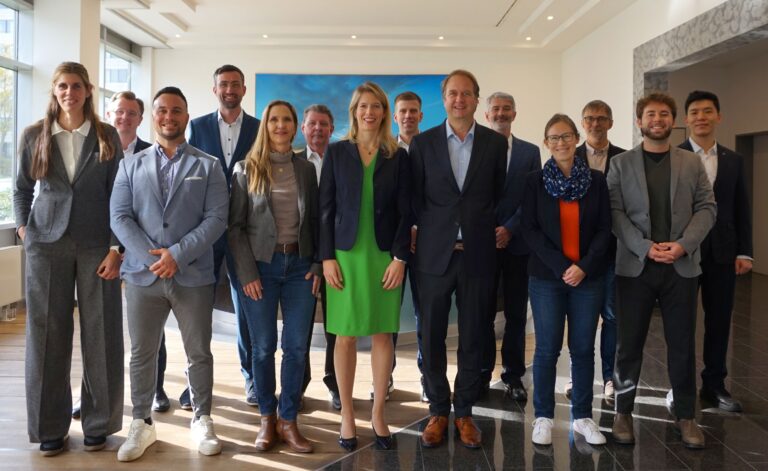 Das Ceresal-Team im Foyer des Bürogebäudes in Mannheim