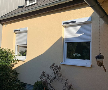 Fassade mit Rollläden