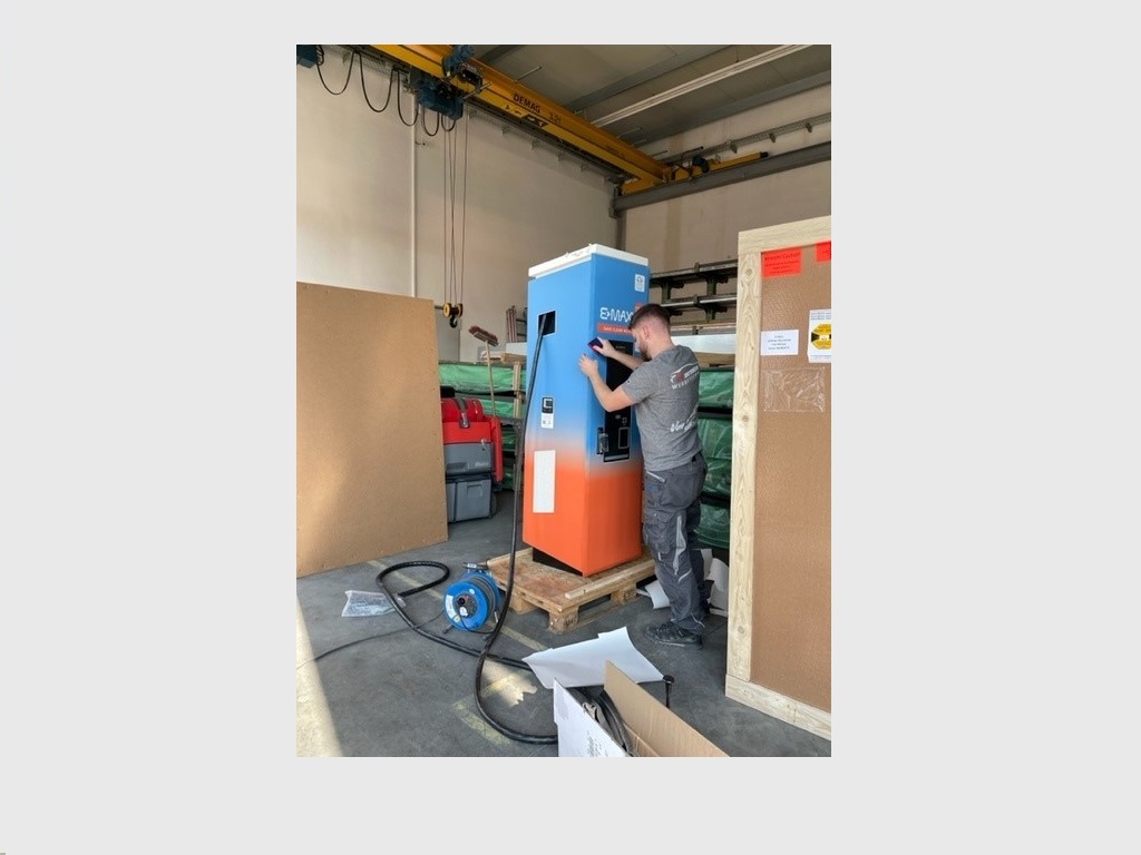 Vorkonfiguration der DC-Ladesäule von Compleo mit E-MAXX-Folierung