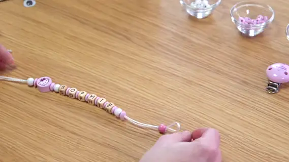Videoanleitung: Schnullerkette basteln