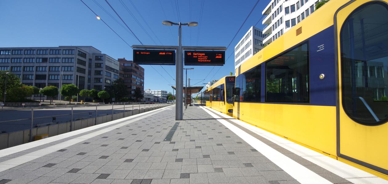 Straßenbahnhaltestelle mit weißen Leitstreifen