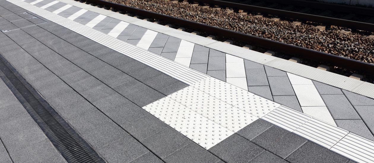 Bahnhof-Haltestelle mit Leitstreifen und Abzweigungsfeld