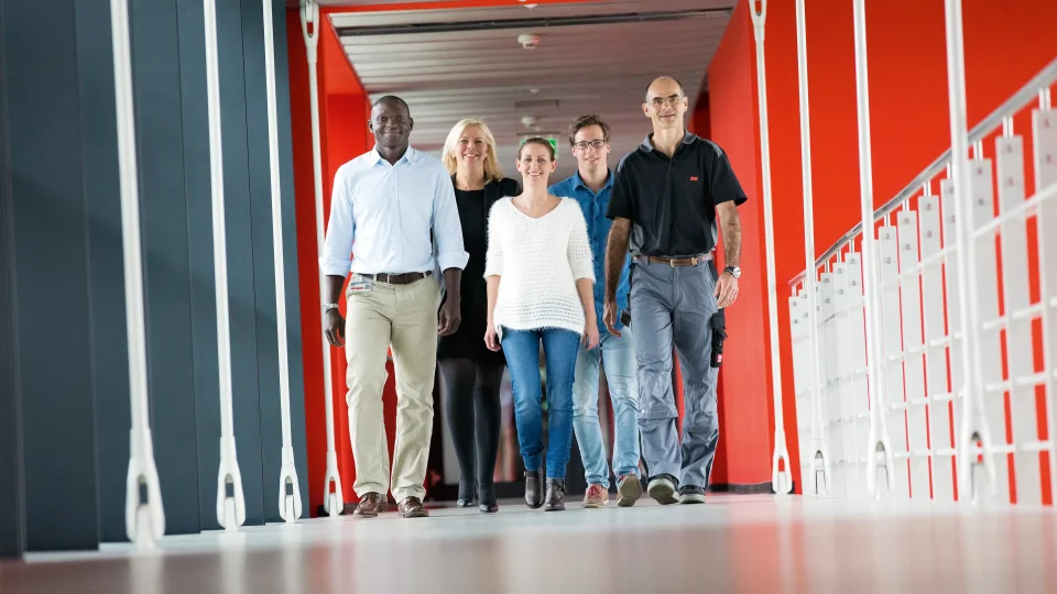 Mitarbeitende in der Fertigungshalle