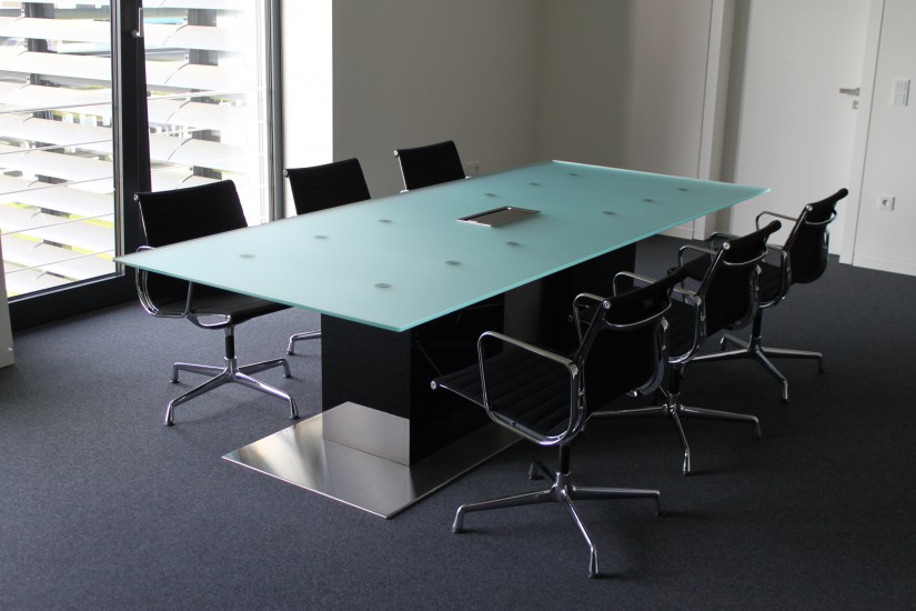 Tisch Meetingpoint, Eiche furniert, zweifarbig lackiert