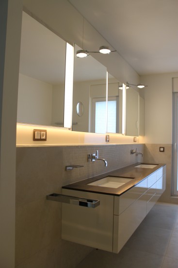 Badezimmer mit Caesarstone-Waschtischplatte