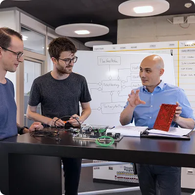 Computechnic-Team bei der Elektronik-Entwicklung