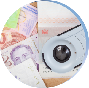 Doculus Lumus® 15x auf offenem Reisepass und Banknoten