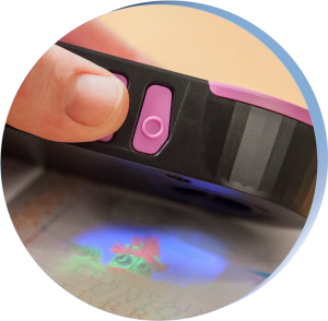 Doculus Lumus® Prüfgerät mit aktiven UV-LEDs über einem Reisepass