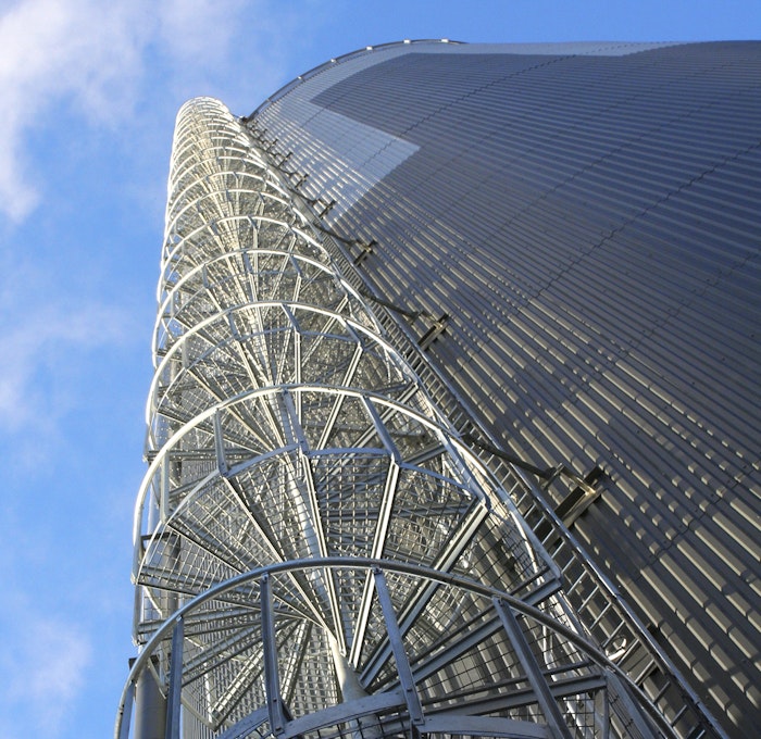 Verzinkte Spindeltreppe mit Industriegeländer