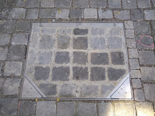 Elektroschachtdeckel mit Granitpflaster