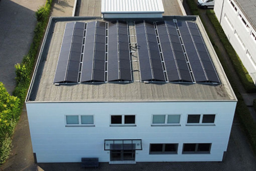 2021: Solaranlage auf dem Firmengebäude in Meerbusch