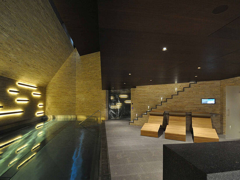 Wellnessbereich mit Pool und Sauna