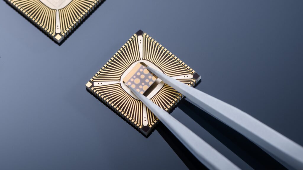 TiF®-Memristor-Chip im Carrier