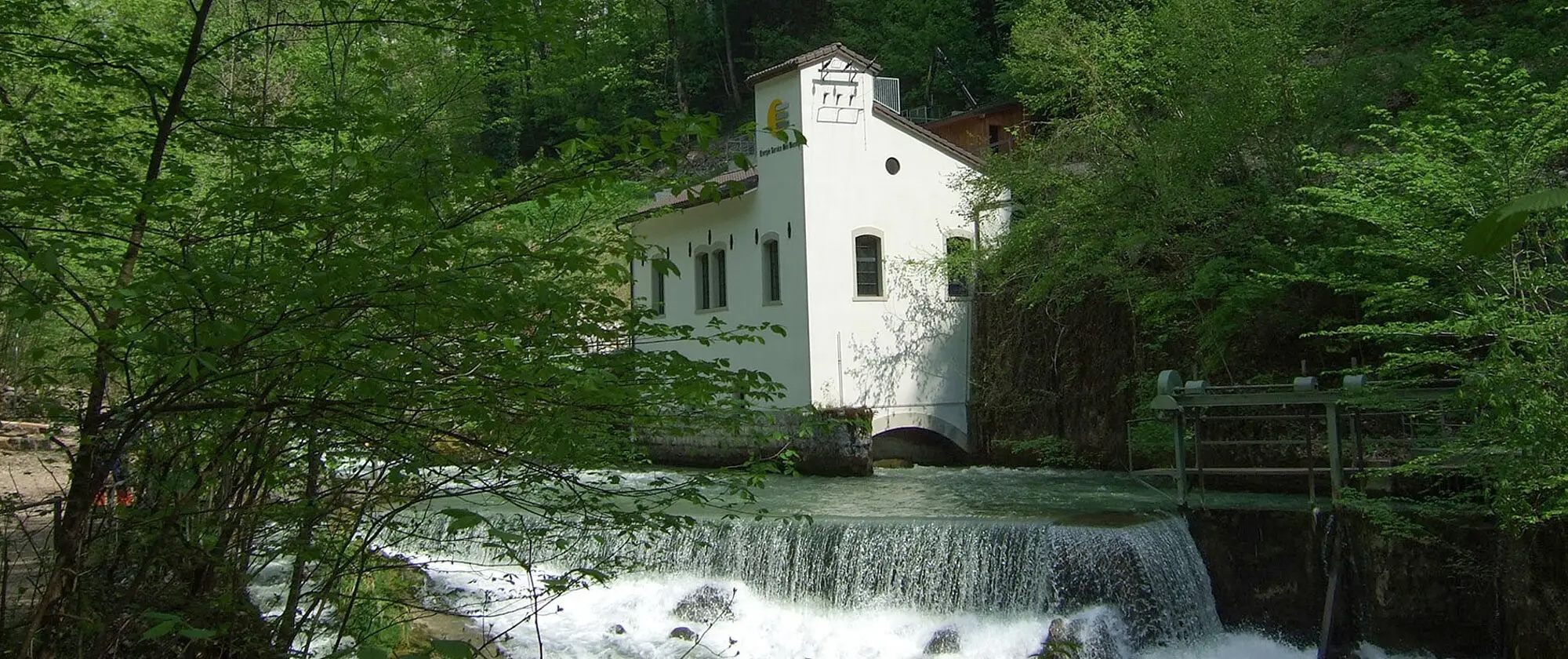 Kraftwerk im Wald am Fluss