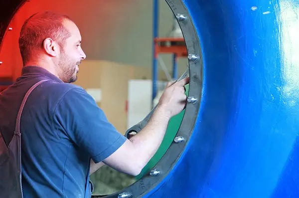 Arbeit an der Turbine in der Halle