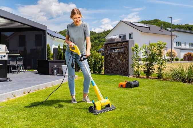 MultiBrush mit FineCut-Aufsatz beim Rasenschneiden