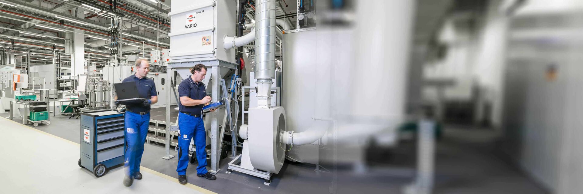 Wartung einer Absauganlage durch Servicetechniker