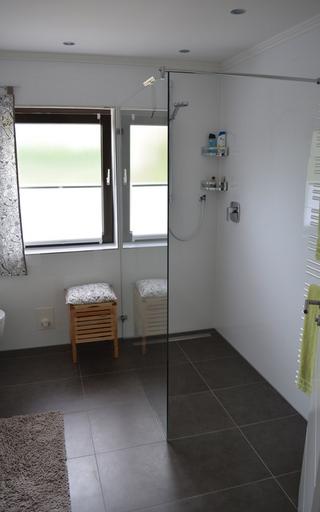 Bodengleiche Dusche mit Glasabtrennung