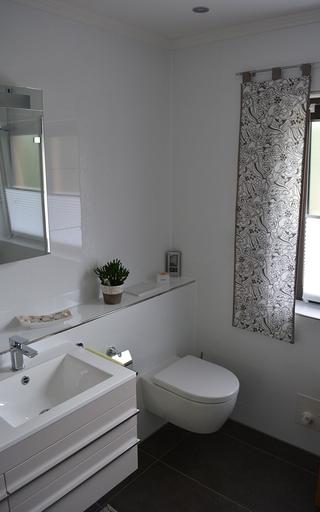 Spülrandloses WC mit Betätigung von oben