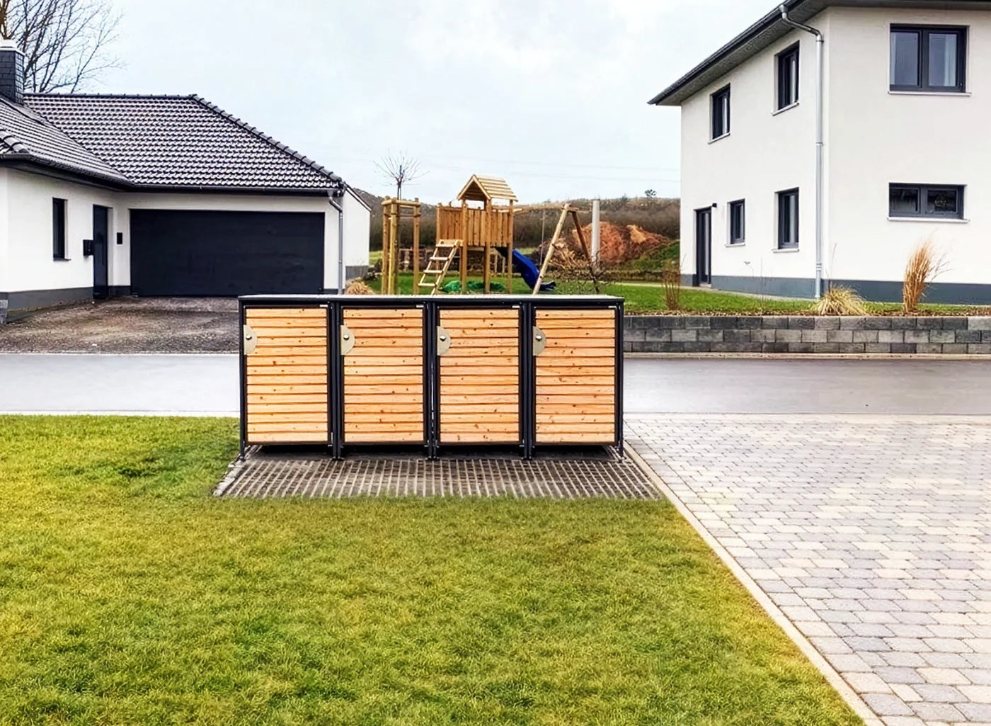 Vierfach-Anlage HALABOX Modular mit Türfüllung aus Lärchenholz