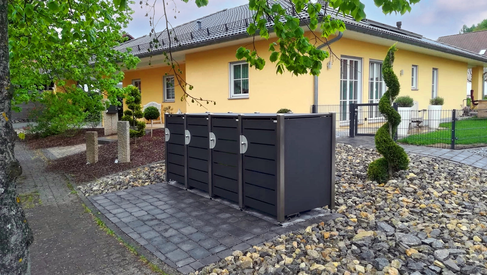 Vierfach-Anlage HALABOX Modular mit Türdesign in Lamellenoptik