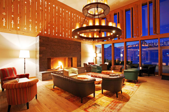 Dreiseitiges Cheminée im Hotel Frutt Mountain Resort