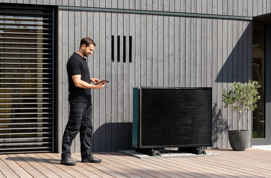 Installateur mit DAIKIN Altherma Außengerät