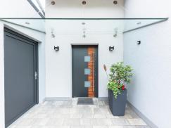 Aluminium-Haustür anthrazit mit Holz-Element