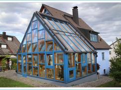 Wintergarten aus Holz in blau