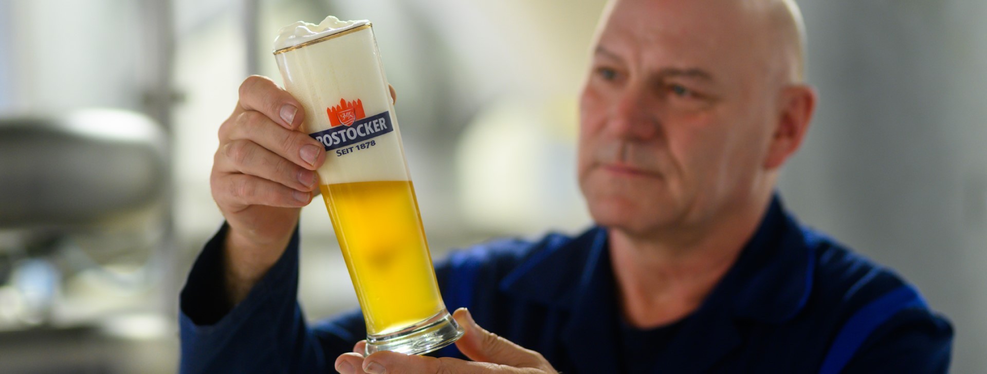 Braumeister prüft ein helles Bier