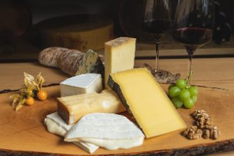 Käseplatte mit Weich-, Halbhart- und Hartkäse