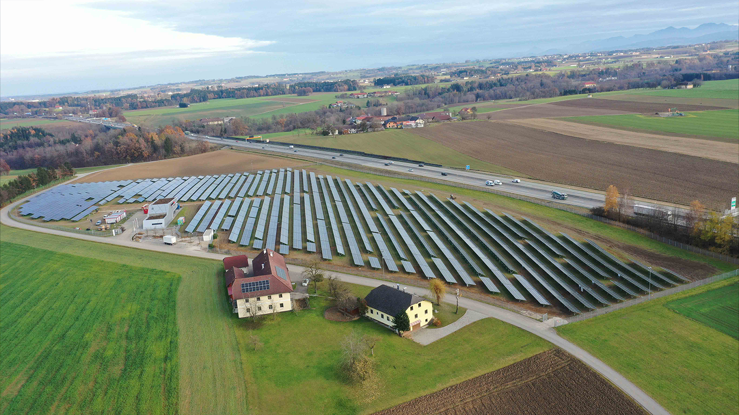Errichtung großer PV-Anlage