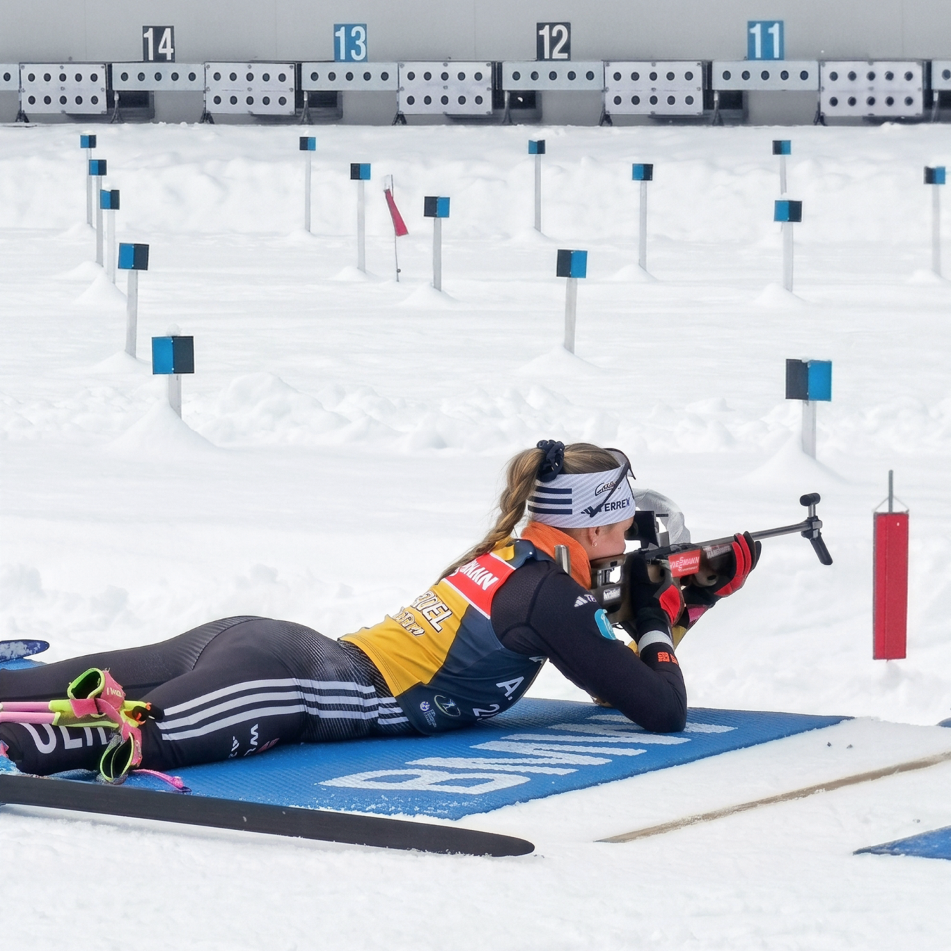 Biathlet am Schießstand beim Liegendanschlag
