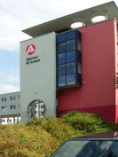 Fassade der Agentur für Arbeit mit Montage-Logo