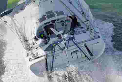 Windgenerator von superwind am Heck eines Segelboots