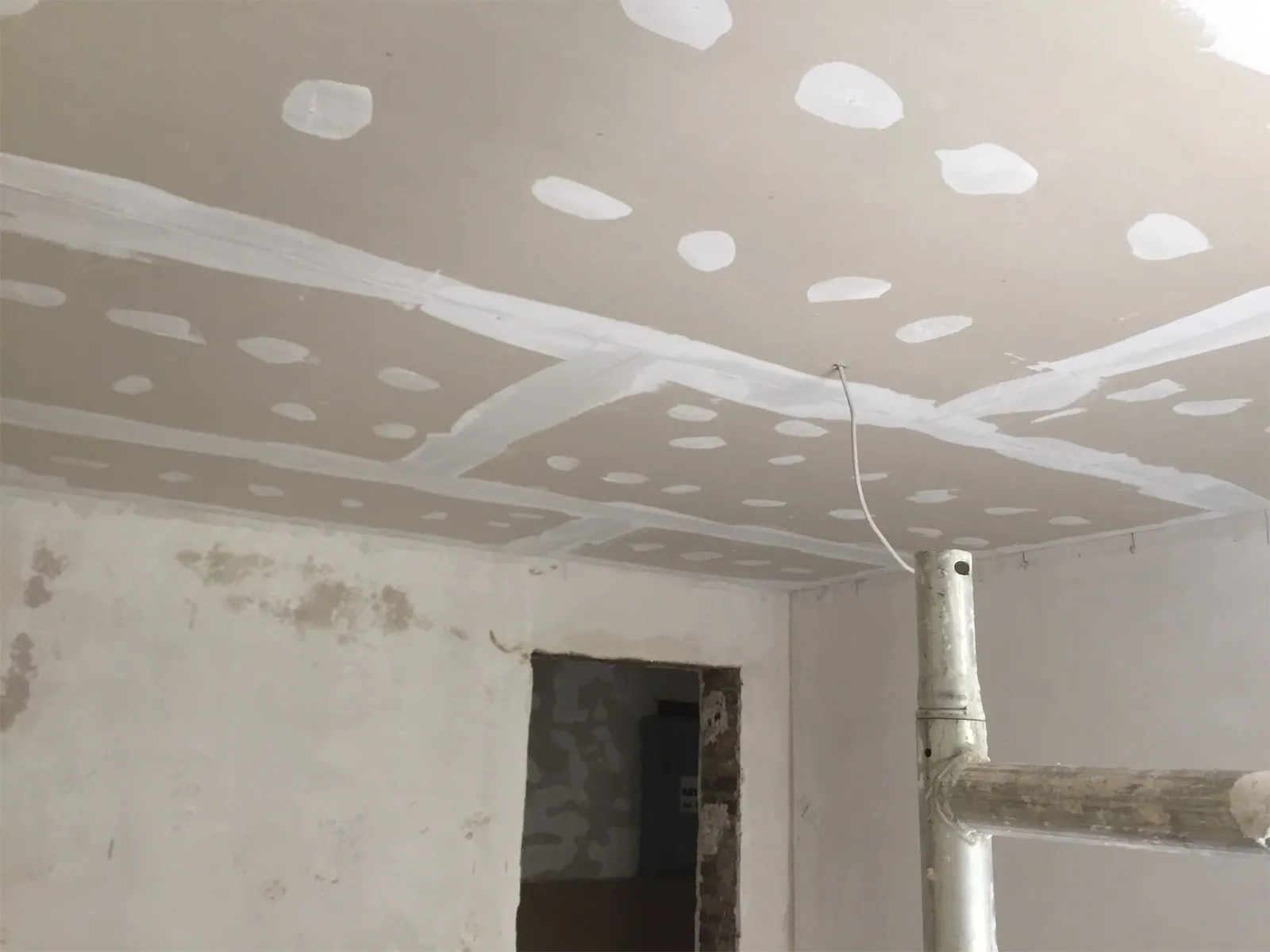 Gespritzte Trockenbaudecke
