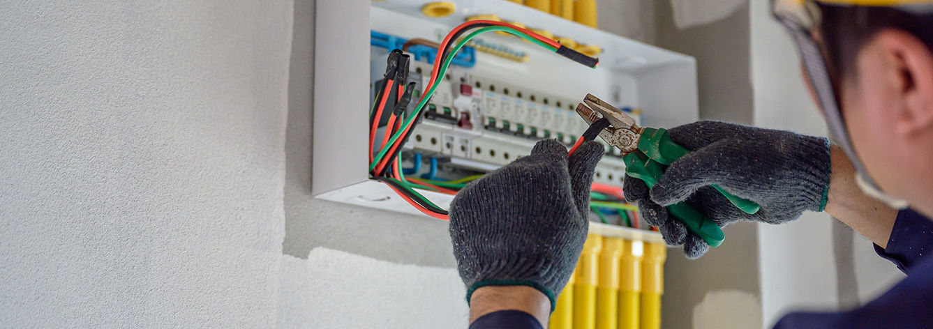 Elektriker bei Elektroarbeiten