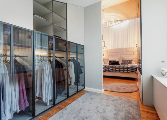 Ankleide mit begehbarem Schrank