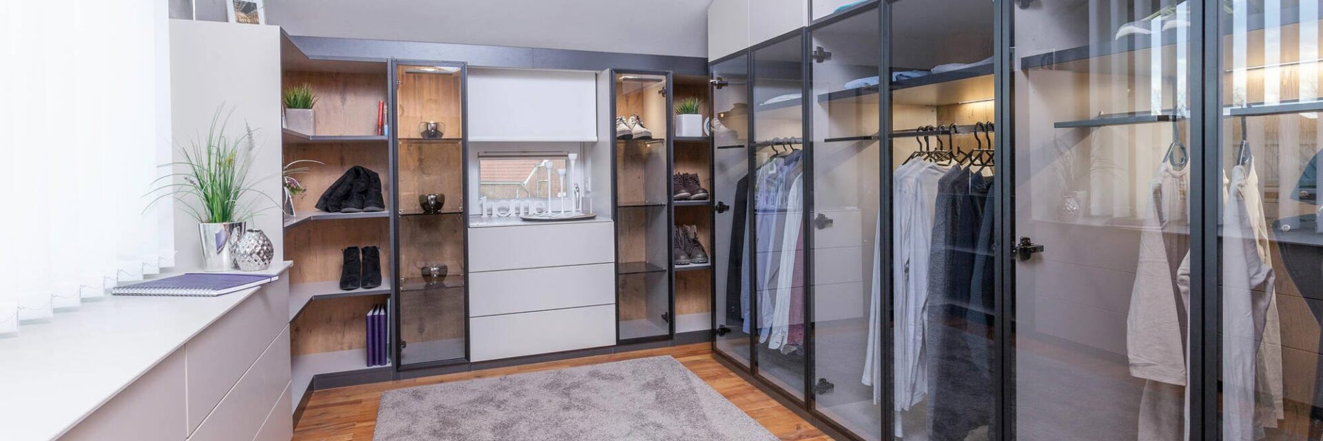 Materialmix in der Schlafzimmermöblierung