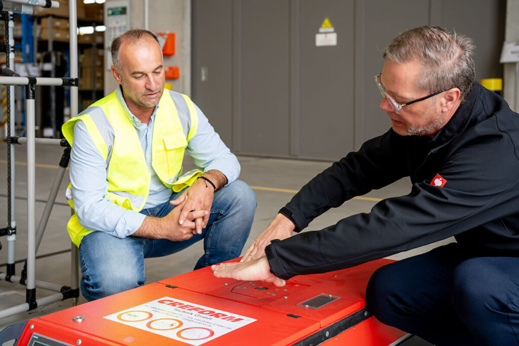 Kundenberatung zu einem FTS-Transportwagen