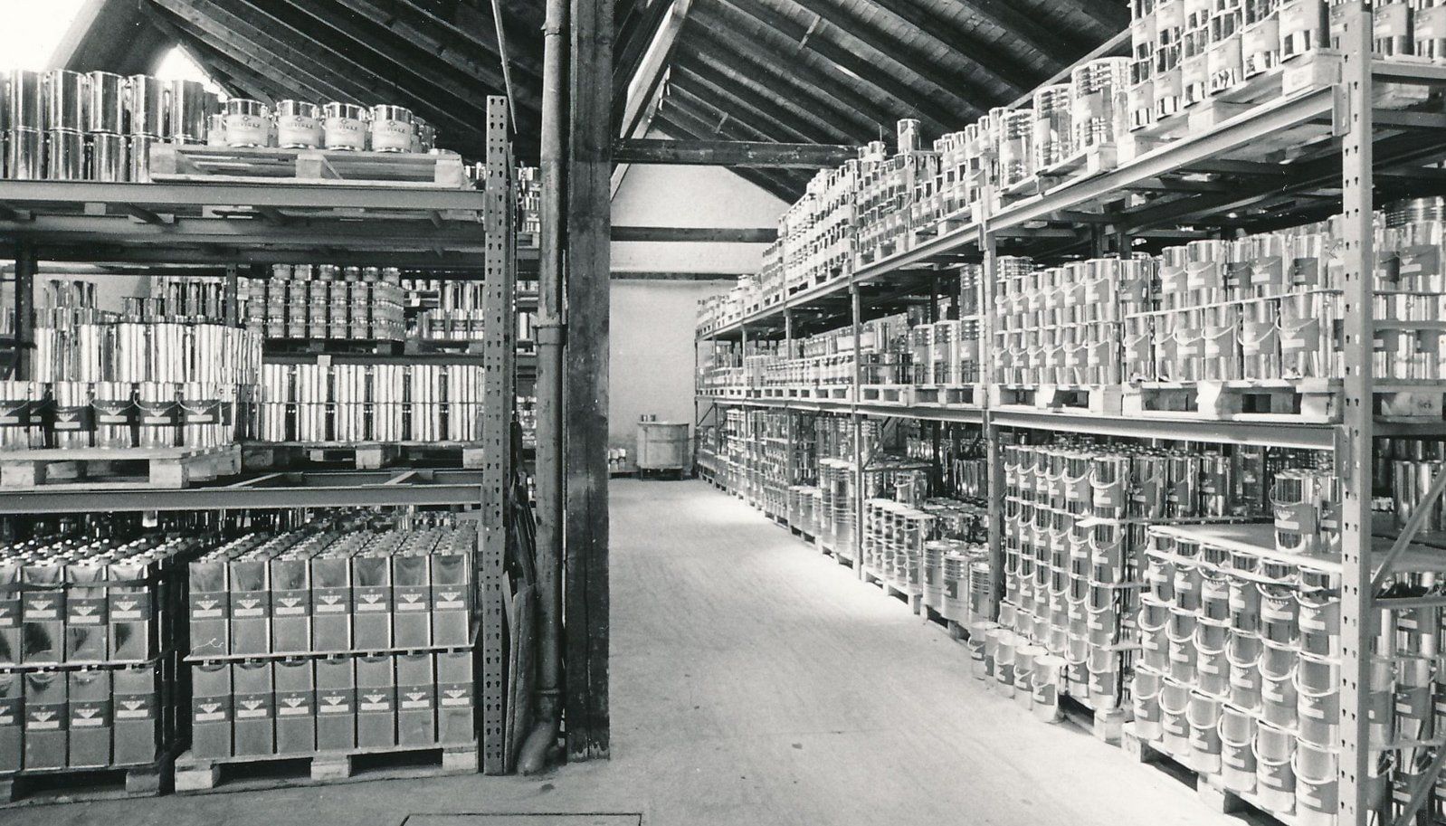 Historisches Lager mit Lackdosen