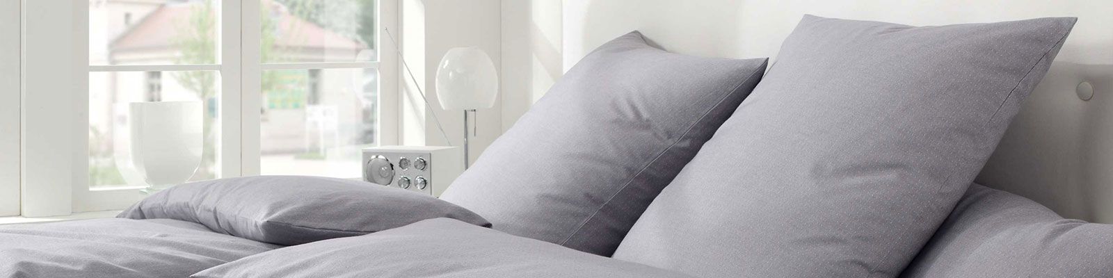 Bett mit Kissen