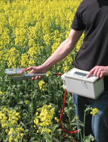 LCi-Gasanalysator im Einsatz auf einem Blütenfeld