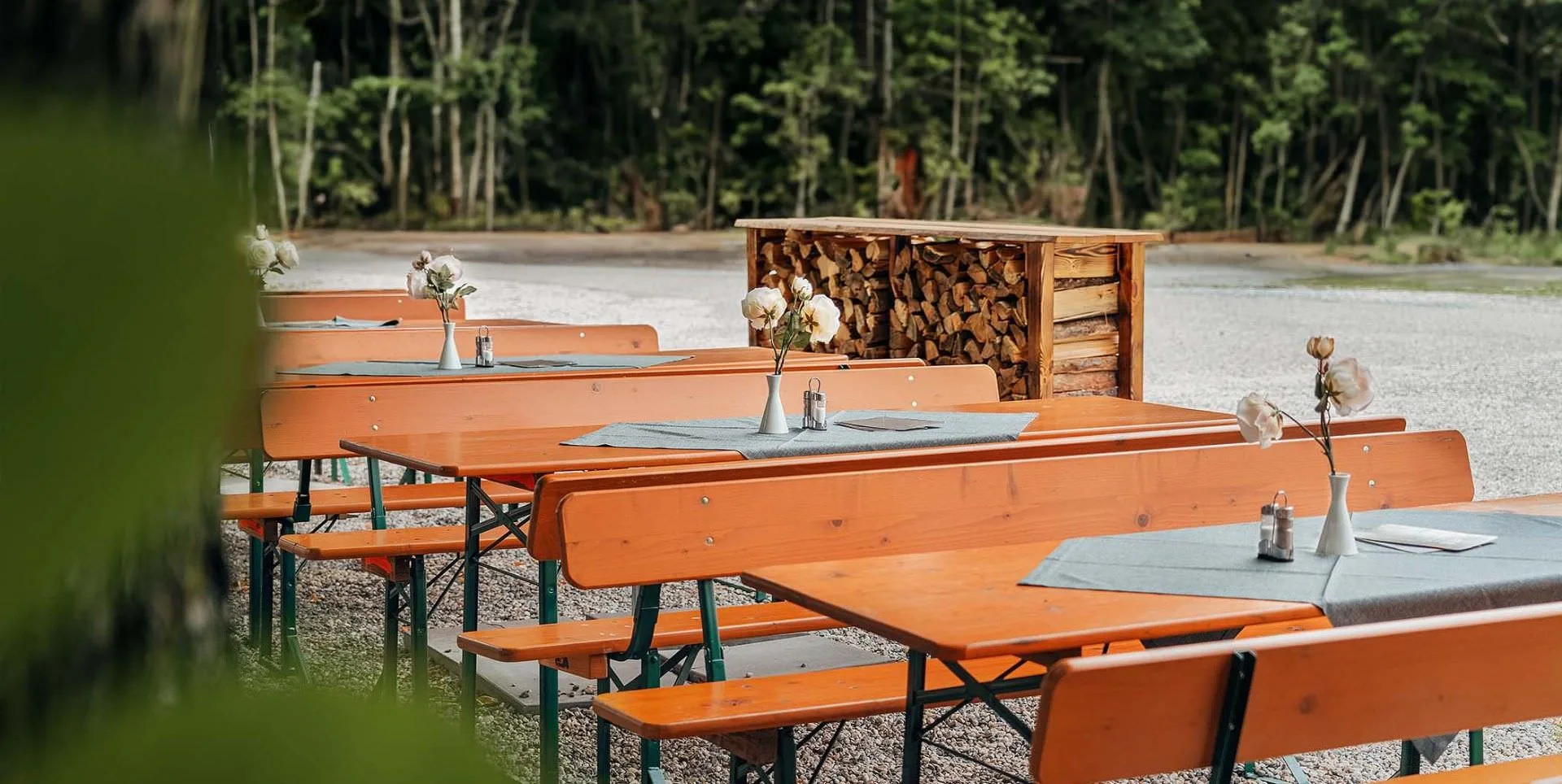Biergarten mit Biertischgarnituren (Gasthof Scheuenpflug)