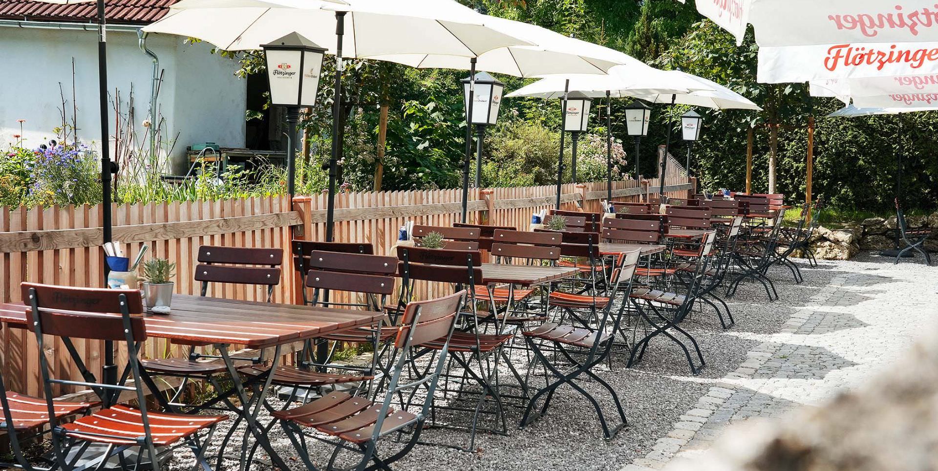 Biergartenmöbel im Einsatz (Müllner Stüberl)